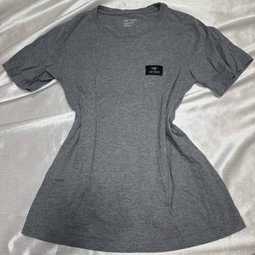 Arc’teryx Grey T-Shirt Classic Fit Minimalist Logo Size XS